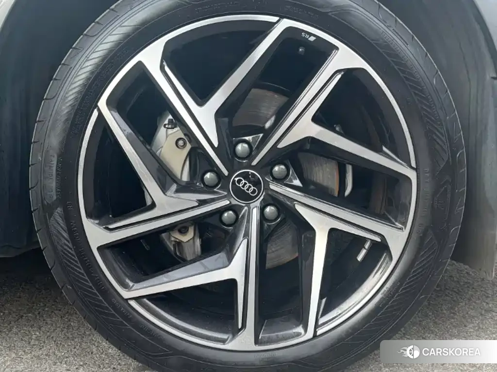 Audi Q6L id 4628132 из Китая 25