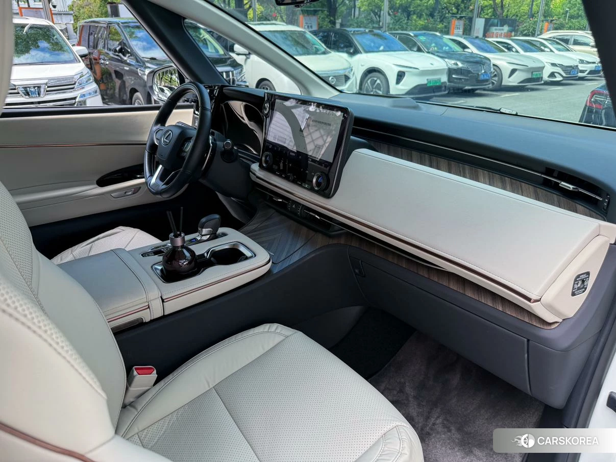 Lexus LM id 4452994 из Китая 25