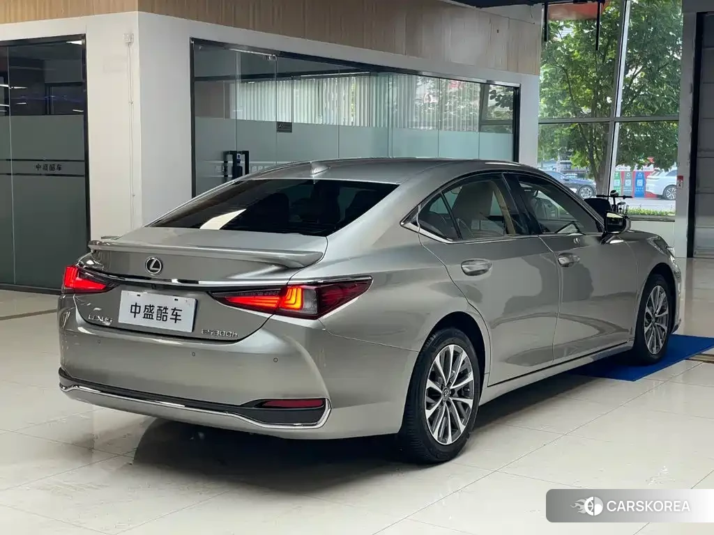 Lexus ES id 4629602 из Китая 24