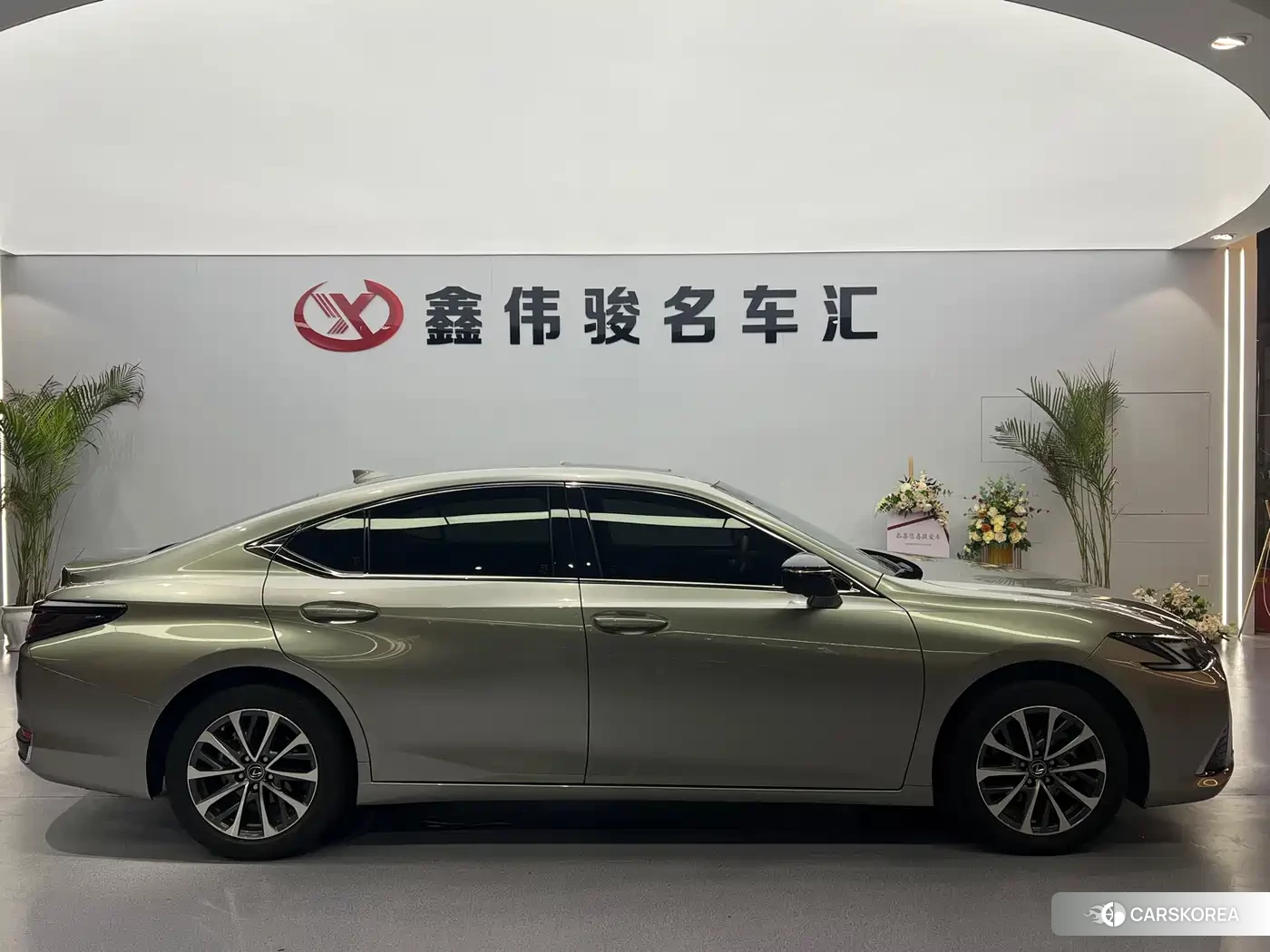 Lexus ES id 4546115 из Китая 16
