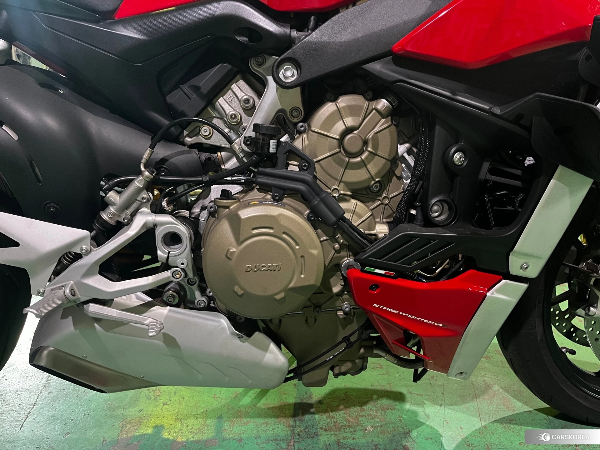 Ducati STREETFIGHTER V4 S id 3951999 из Японии 10