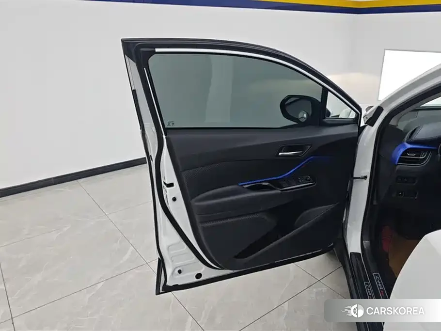 Toyota C-HR id 4546366 из Китая 15