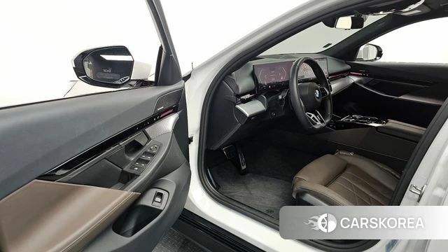 BMW 5 Series (G60) id 3896857 из Кореи 20