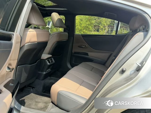 Lexus ES id 4365815 из Китая 14