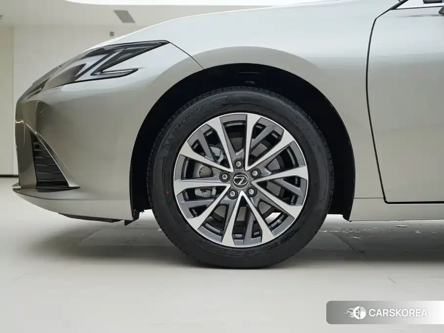 Lexus ES id 4654443 из Китая 21