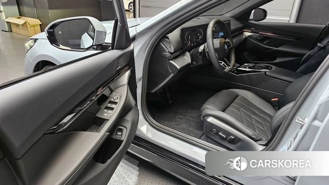 BMW 5 Series (G60) id 4185665 из Кореи 32