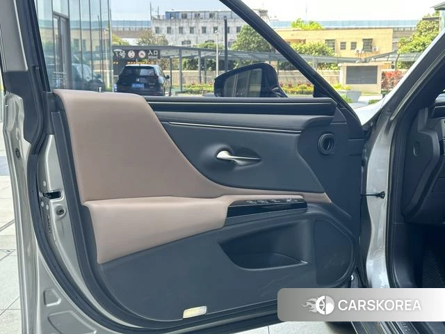 Lexus ES id 4220878 из Китая 30