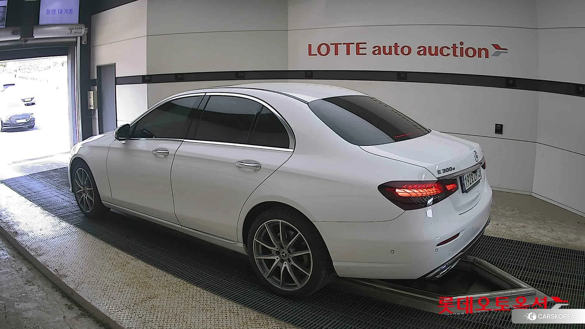Mercedes-Benz Mercedes-Benz E300 e 4MATIC id 4289668 из Кореи 38