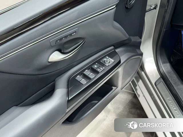 Lexus ES id 4273980 из Китая 33