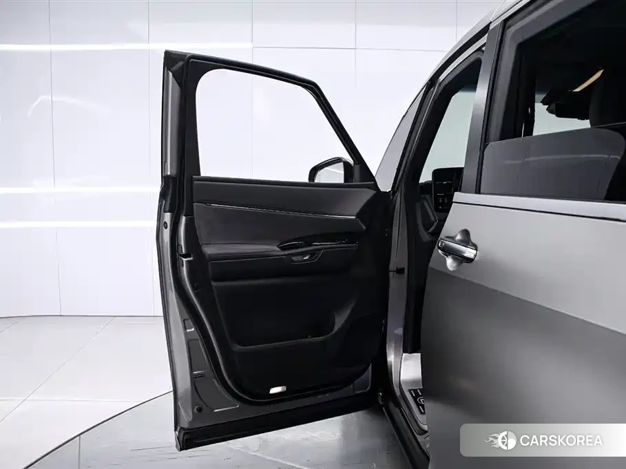 Lexus LM id 4628316 из Китая 17