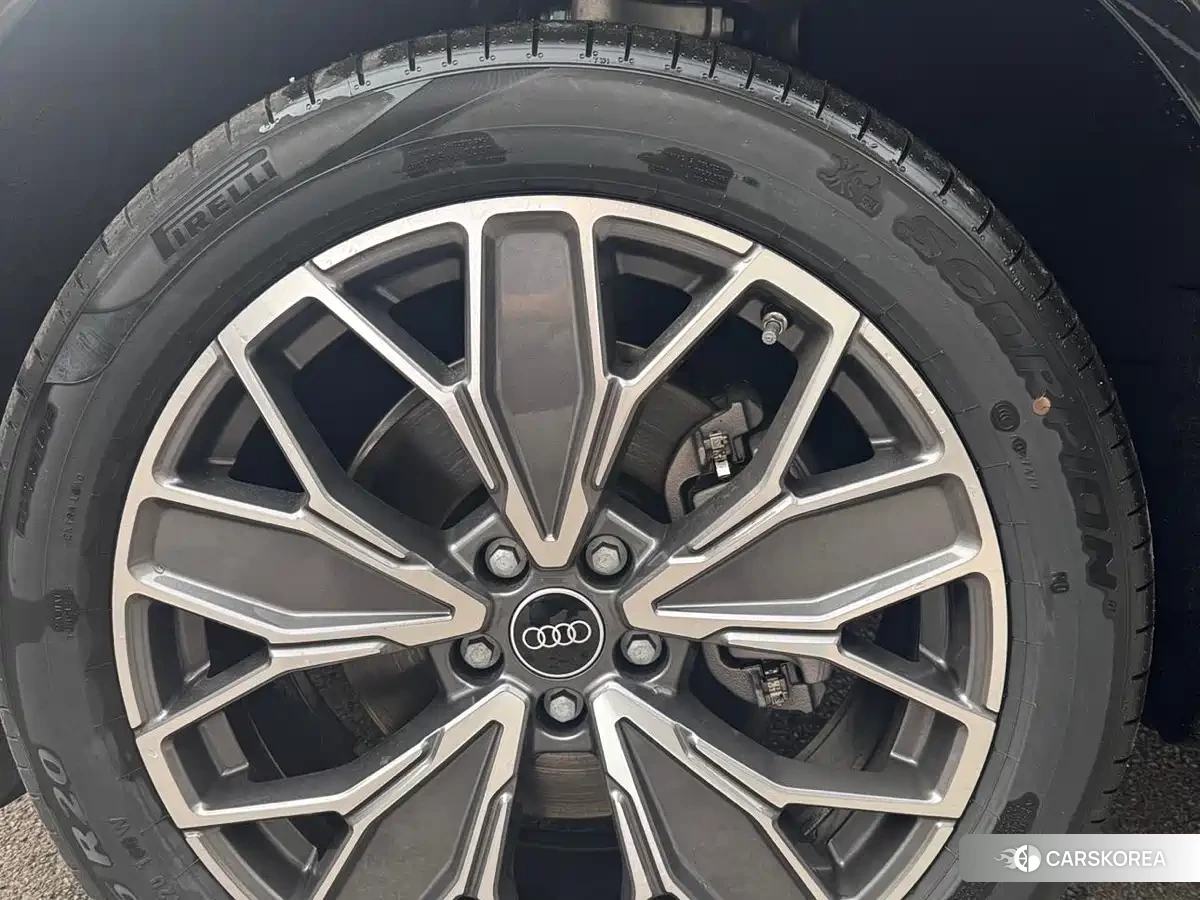 Audi Q5L id 4599570 из Китая 25
