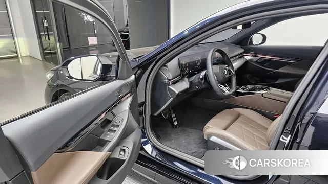 BMW 5 Series (G60) id 3517472 из Кореи 20