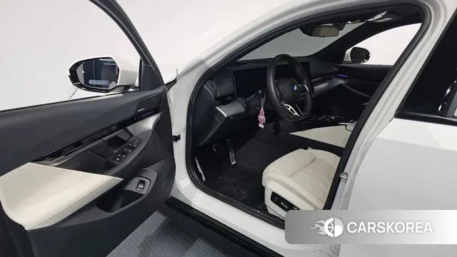 BMW 5 Series (G60) id 3383090 из Кореи 20