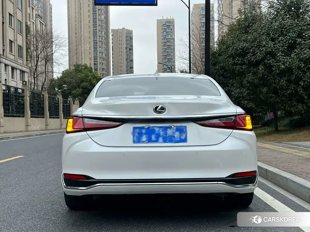 Lexus ES id 4644635 из Китая 15