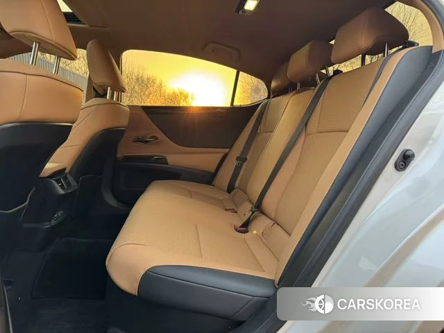 Lexus ES id 4298391 из Китая 11