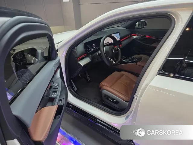 BMW 5 Series (G60) id 3359824 из Кореи 20