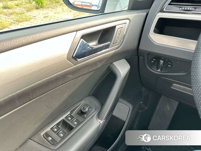 Volkswagen Touran L id 4359544 из Китая 27