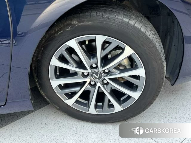 Lexus ES id 4353643 из Китая 31