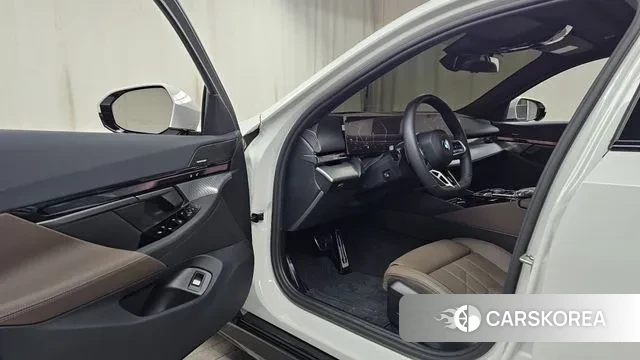 BMW 5 Series (G60) id 3471729 из Кореи 20