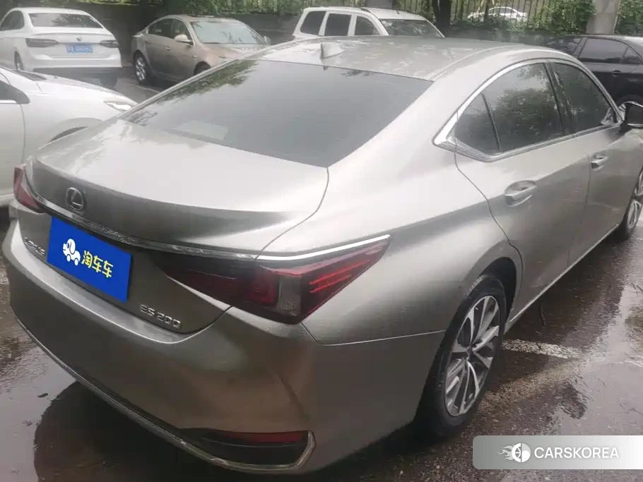 Lexus ES id 4576381 из Китая 16
