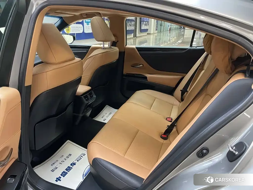 Lexus ES id 4629602 из Китая 25
