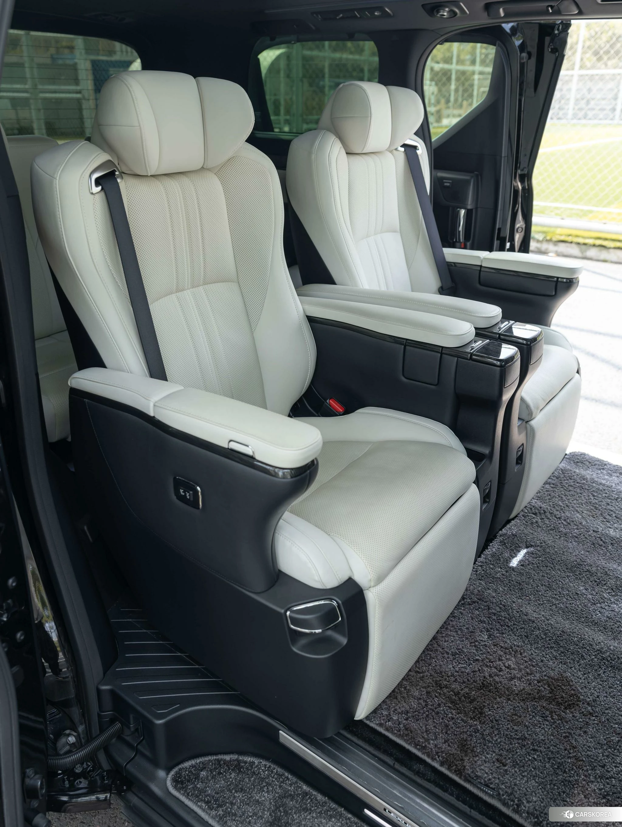 Lexus LM id 4421207 из Китая 28