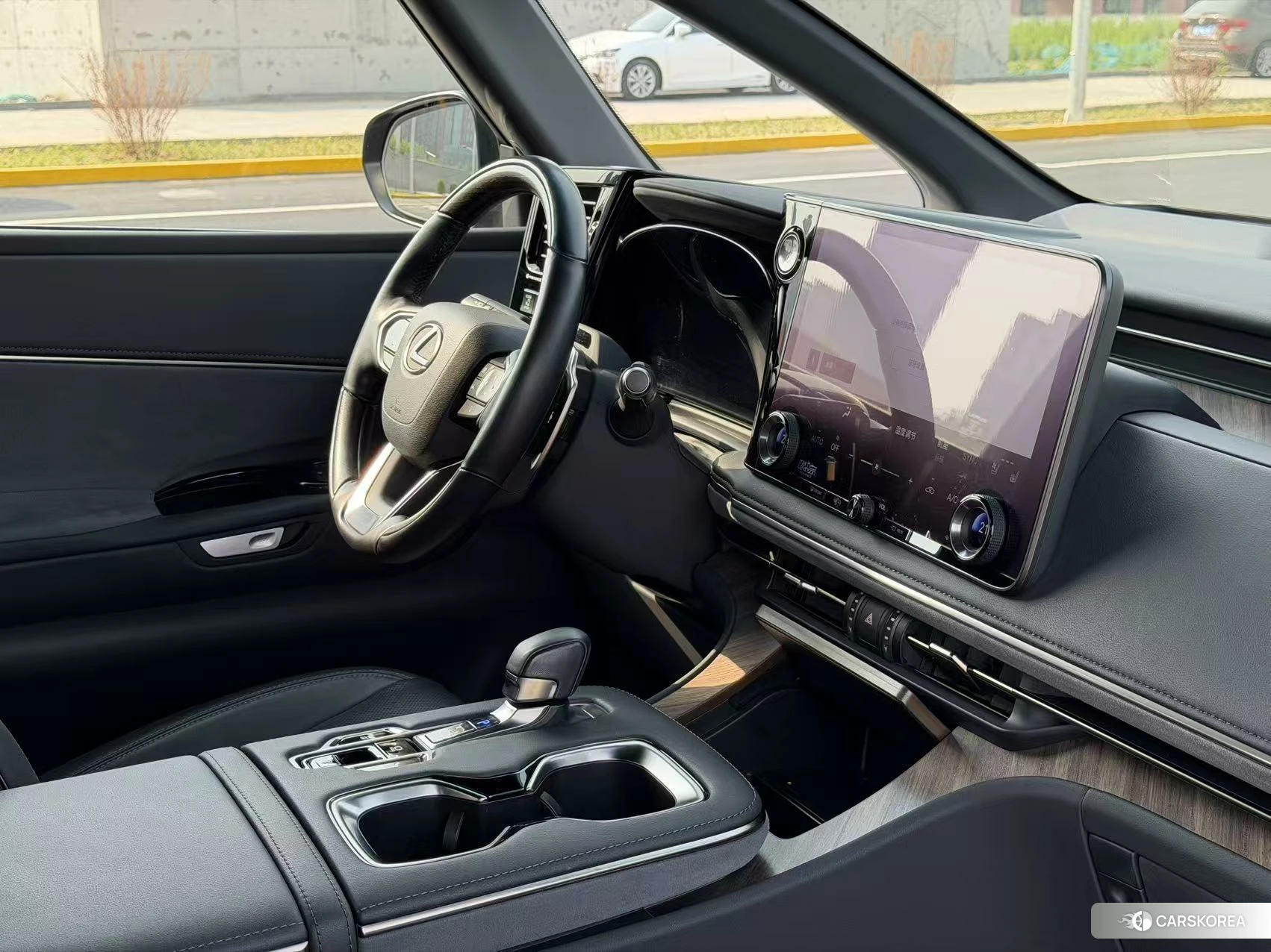 Lexus LM id 4468162 из Китая 24