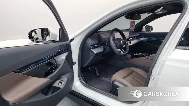 BMW 5 Series (G60) id 3533183 из Кореи 17