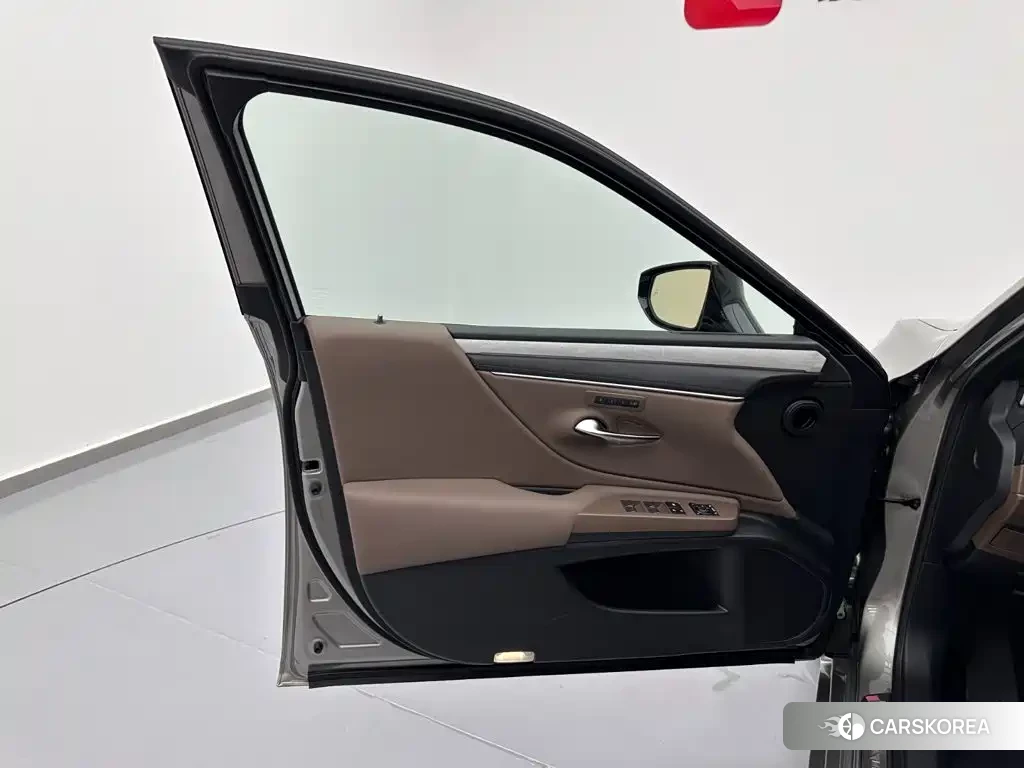 Lexus ES id 4644395 из Китая 31