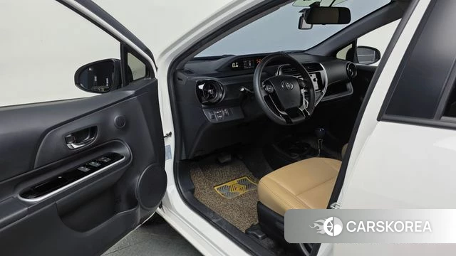 Toyota Prius C id 4759945 из Кореи 32