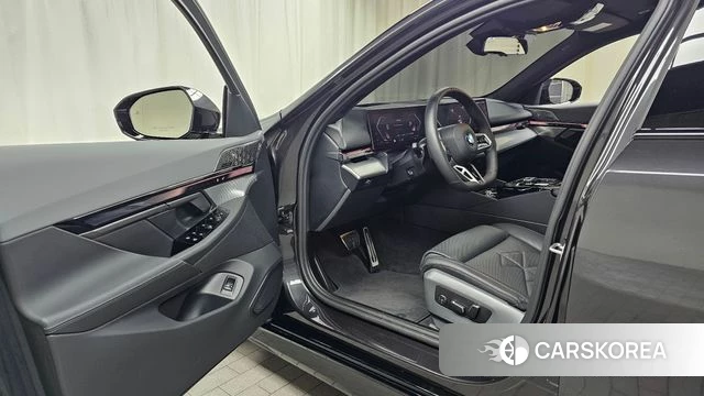 BMW 5 Series (G60) id 4527459 из Кореи 32